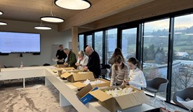 Lose in Eier verpacken - in einer Gemeinschaftsaktion von Lions und Rotary.