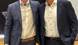 Peter Volk (rechts) ist der neue Präsident - Thomas Mergenthaler (Präsident 2025/26) überreichte ihm die Charterurkunde.
