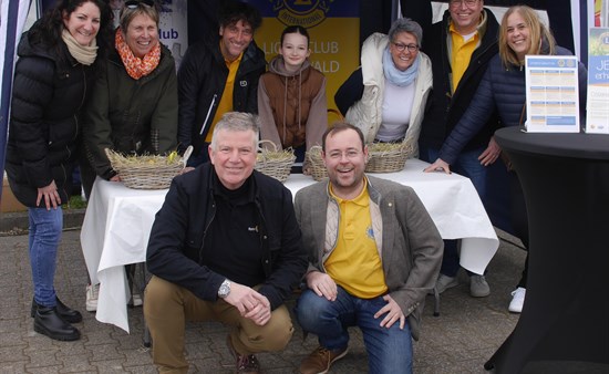 Mitglieder von Rotary und Lions und helfende Hände am Stand beim Ostereier-Markt in Michelstadt.