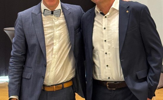 Peter Volk (rechts) ist der neue Präsident - Thomas Mergenthaler (Präsident 2025/26) überreichte ihm die Charterurkunde.